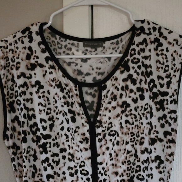 Vince Camuto Sleeveless Animal Print Ruched Blouse with Keyhole - Picture 5 of 8